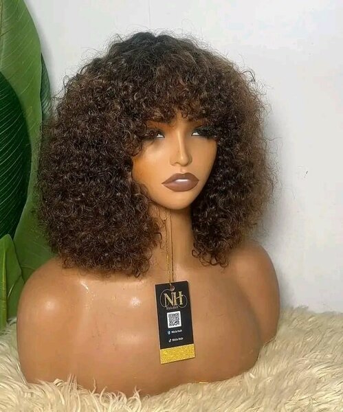 Perruque bouclée volumineuse