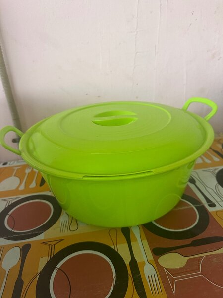 Casserole plastique avec couvercle
