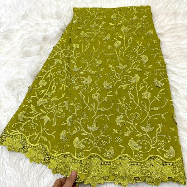 Tissu Brodé Florale Éclatante