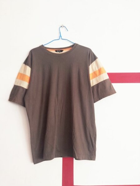 T-shirt marron à rayures