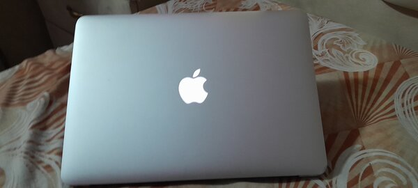 Macbook air 2015(i7 5th gen, 8gb and 256gb SSD)