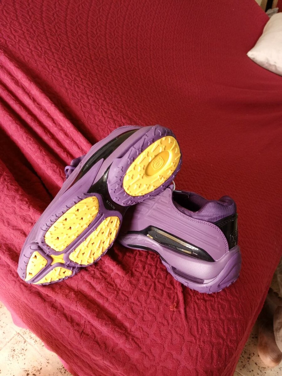 Chaussures de sport violettes