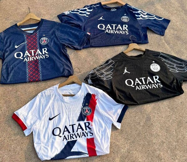Maillots de football variés