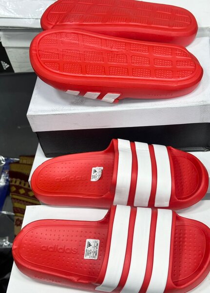 Tongs de douche rouges Adidas