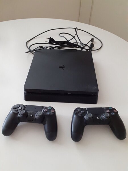 PS4 Slim+2 Controllers+4Games