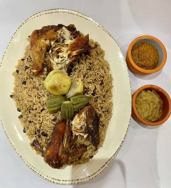 Riz local, sauce, légumes, 1/4 poulet