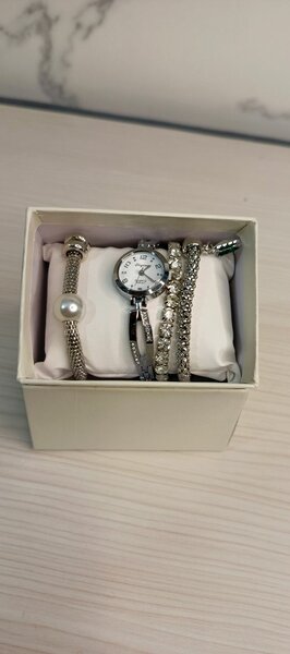 Montre élégante avec bracelets