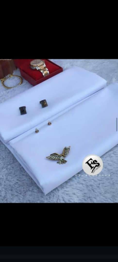 Tissu élégant avec boutons décoratifs