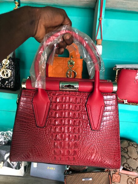 Sac à main en cuir rouge