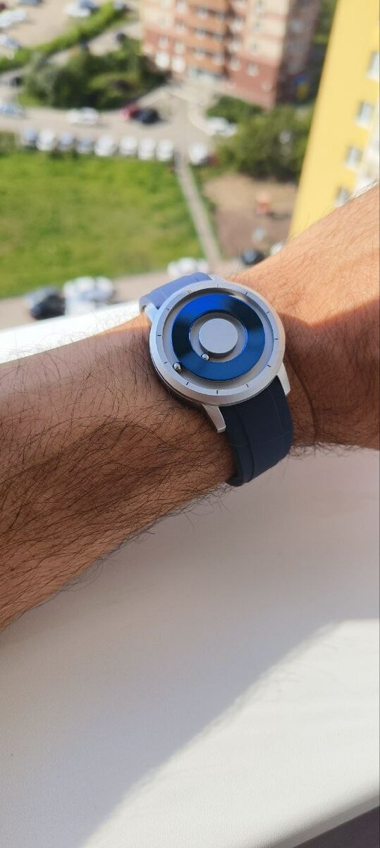 Montre design disque rotatif