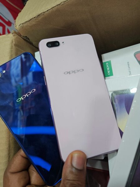 Smartphone OPPO moderne