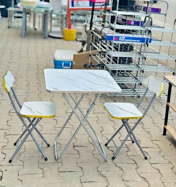 Table et chaises pliantes élégantes