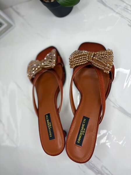 Sandales à talon bas perlées