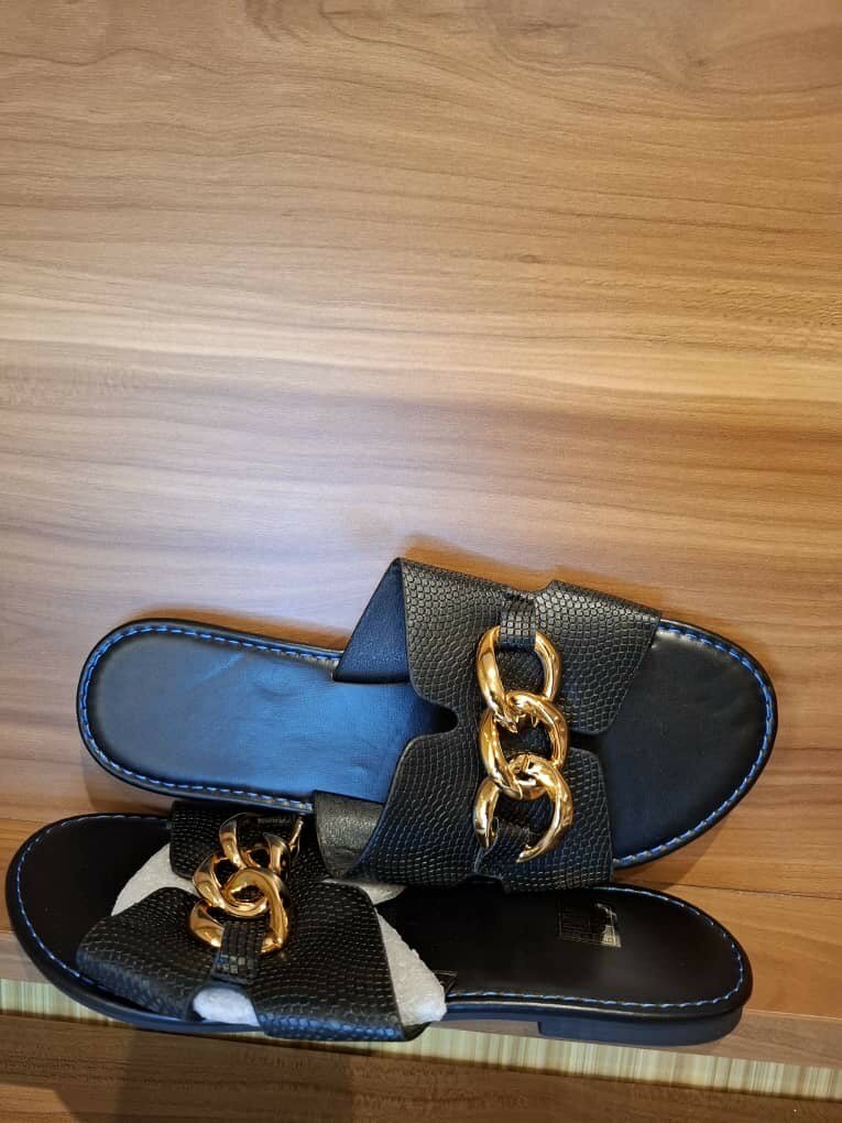 Sandales chics avec chaîne dorée