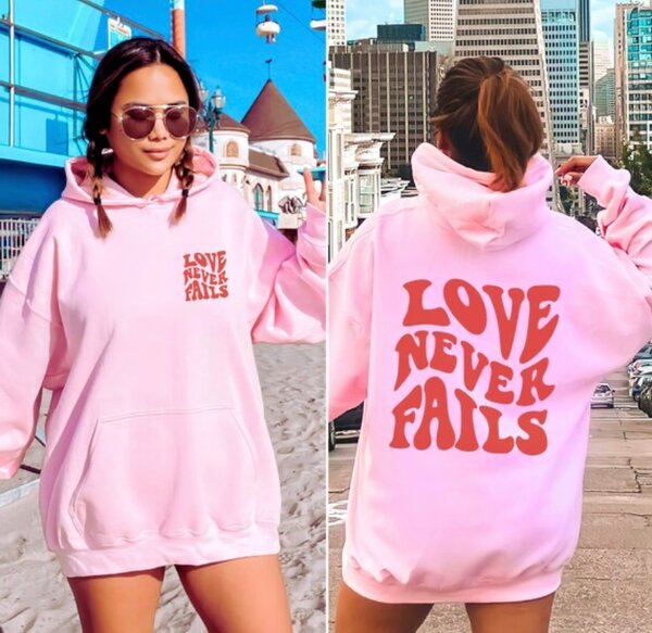 Sweat à capuche rose "Love Never Fails"