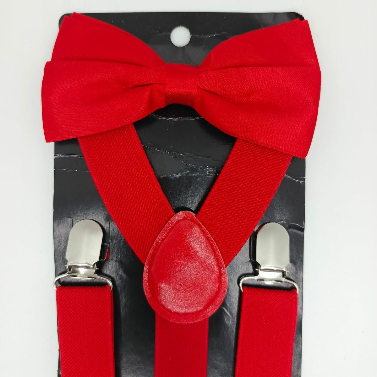 Noeud papillon rouge avec bretelles