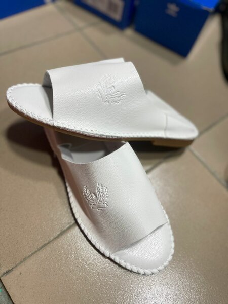 Chaussons en cuir blanc