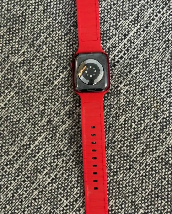 Montre connectée rouge élégante