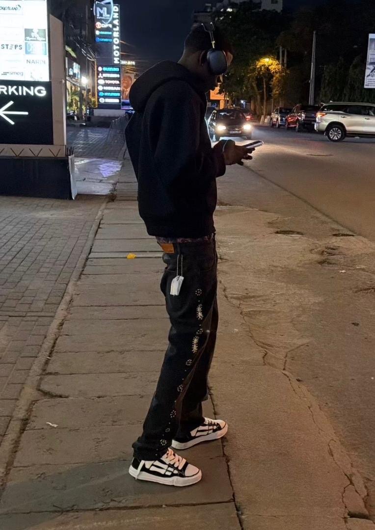 Jeans noirs brodés tendance