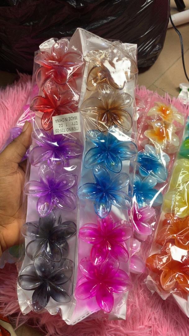 Pinces à cheveux en fleur colorées
