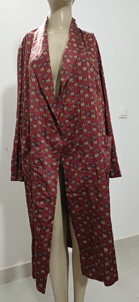 Trench long rouge à motifs