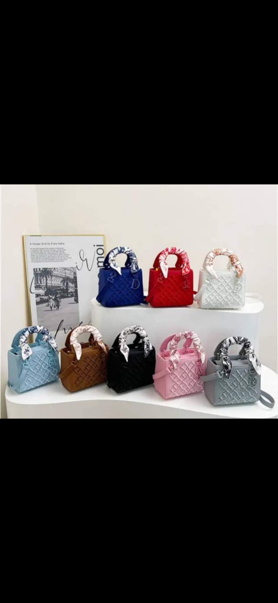 Rouge ,noir,bleu, blan