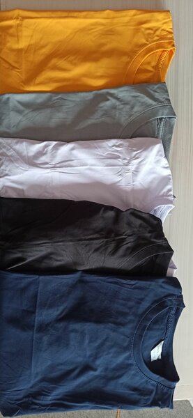 Lot de t-shirts colorés