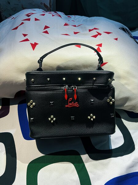 Sac à main en cuir clouté