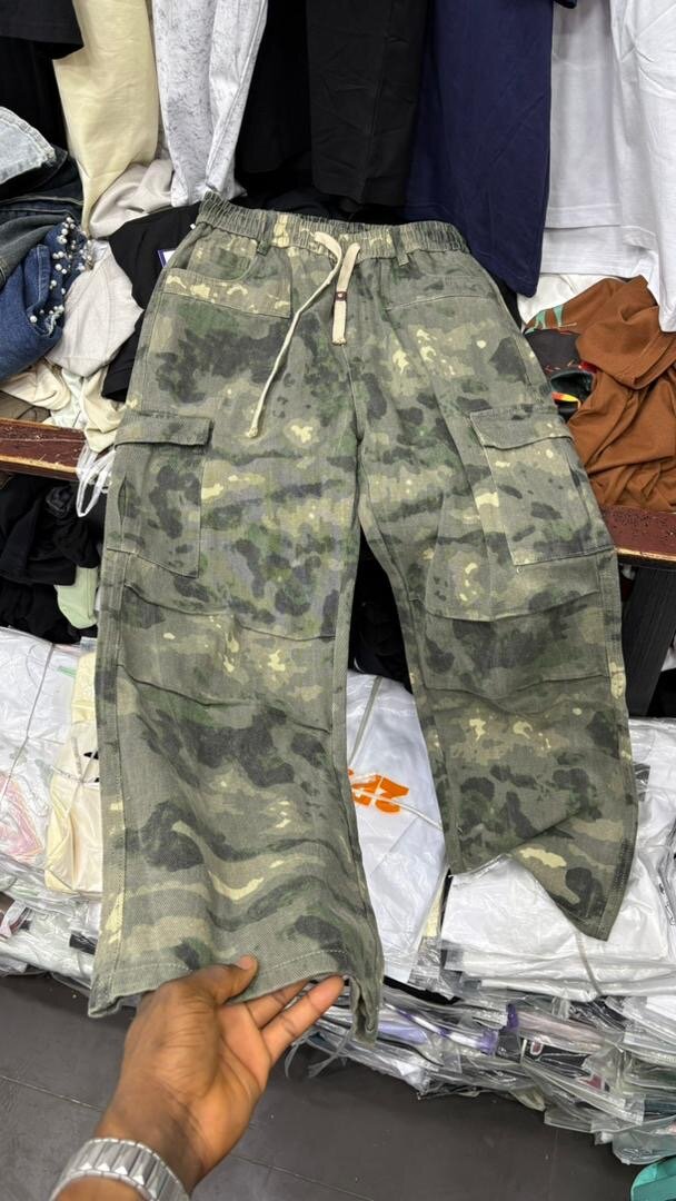 Pantalons cargo à motif militaire