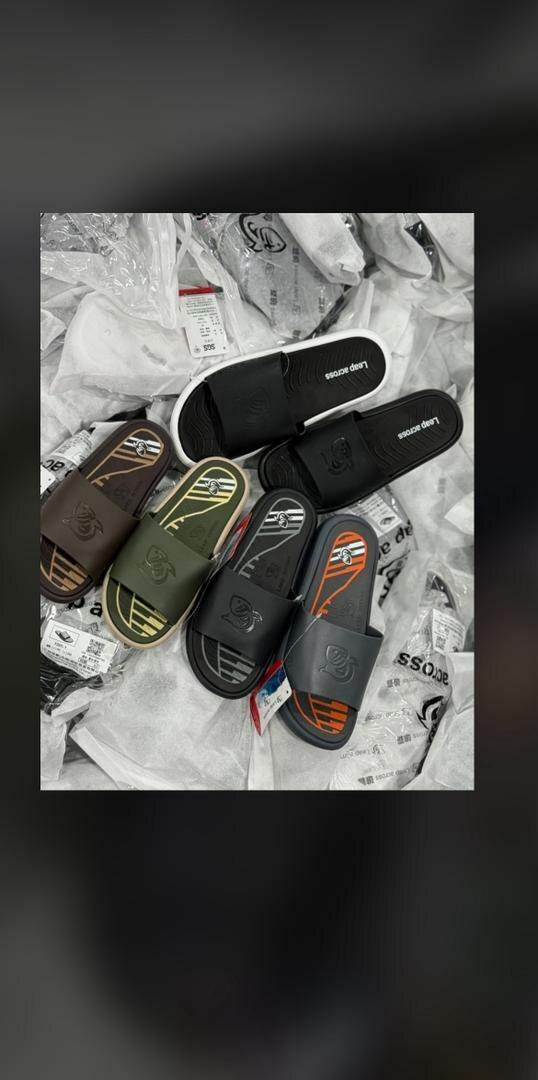 Tongs colorées pour hommes