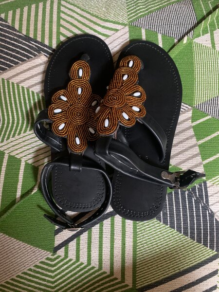 Collier perlé et sandales bohèmes