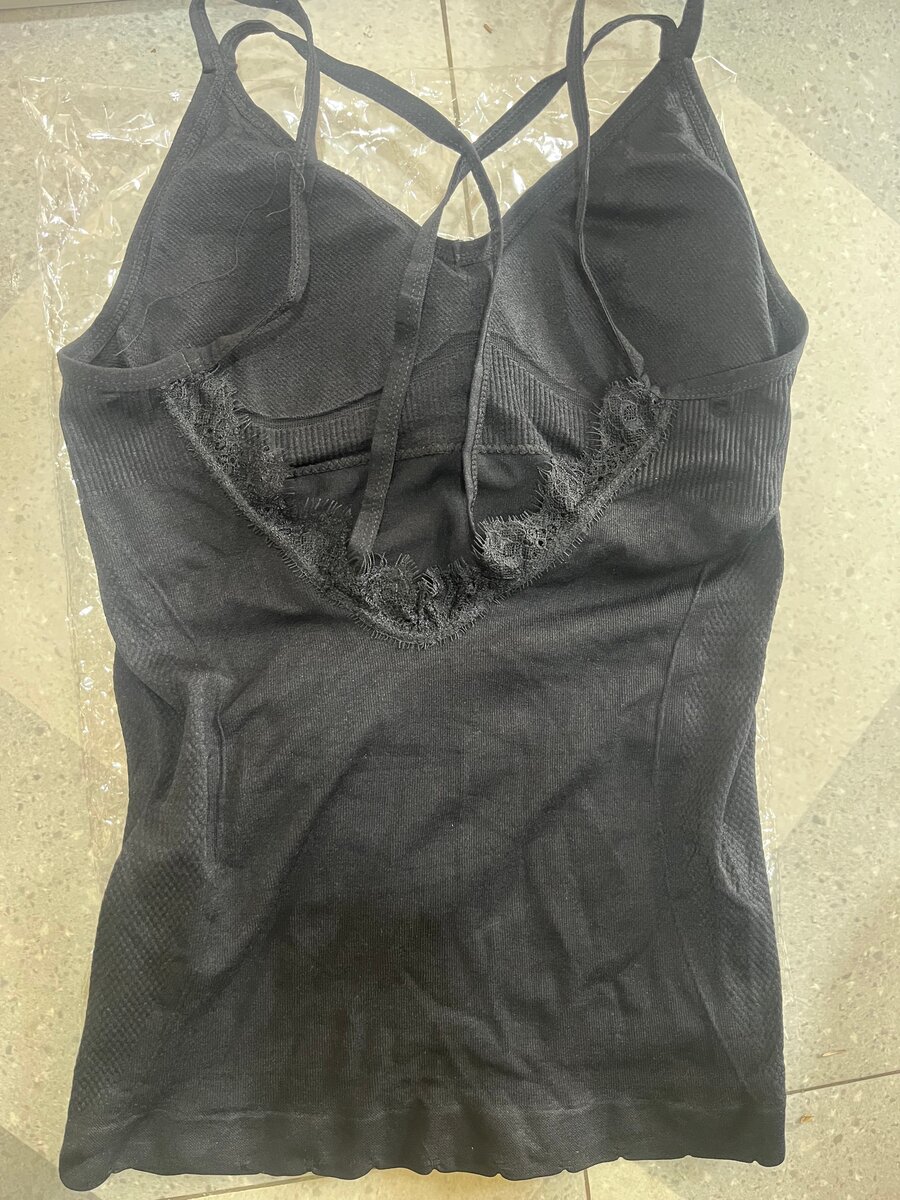 Top en dentelle noir élégant