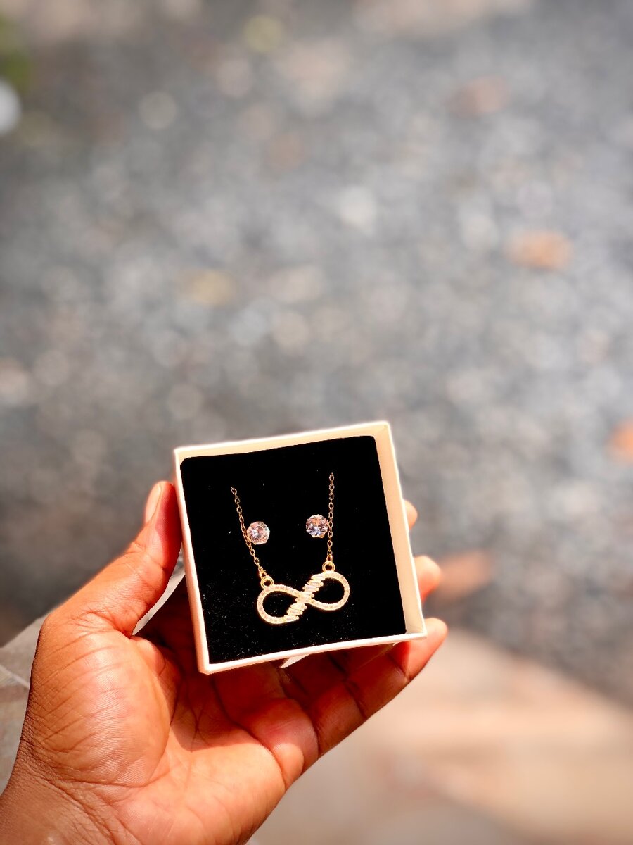 Infinity necklace with stud earrings