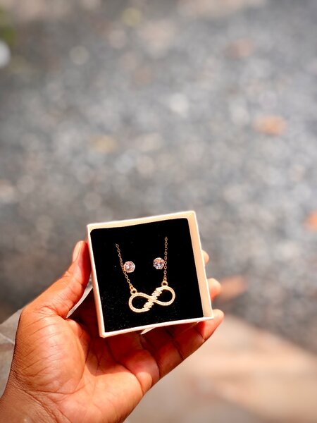 Infinity necklace with stud earrings
