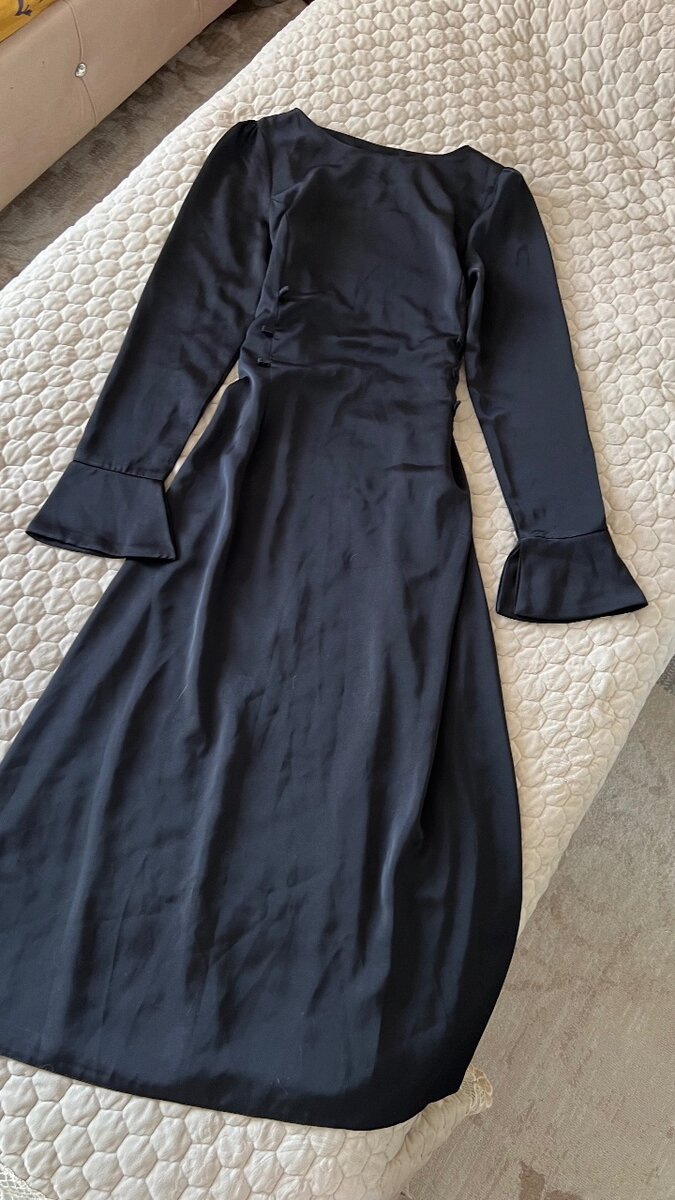 черное , скромное платье с завязками по бокам на талии