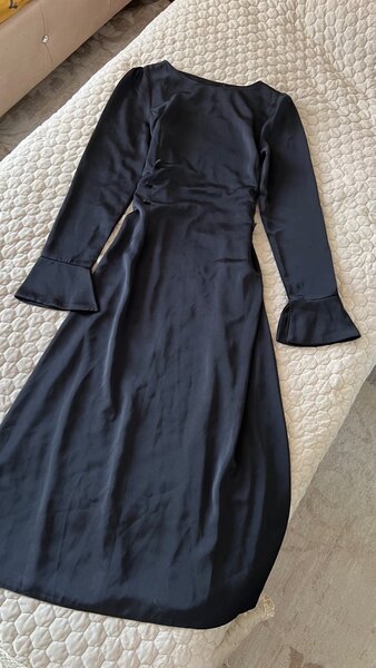 черное , скромное платье с завязками по бокам на талии