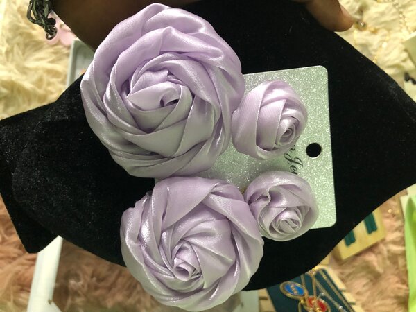 Broche fleur en satin élégante