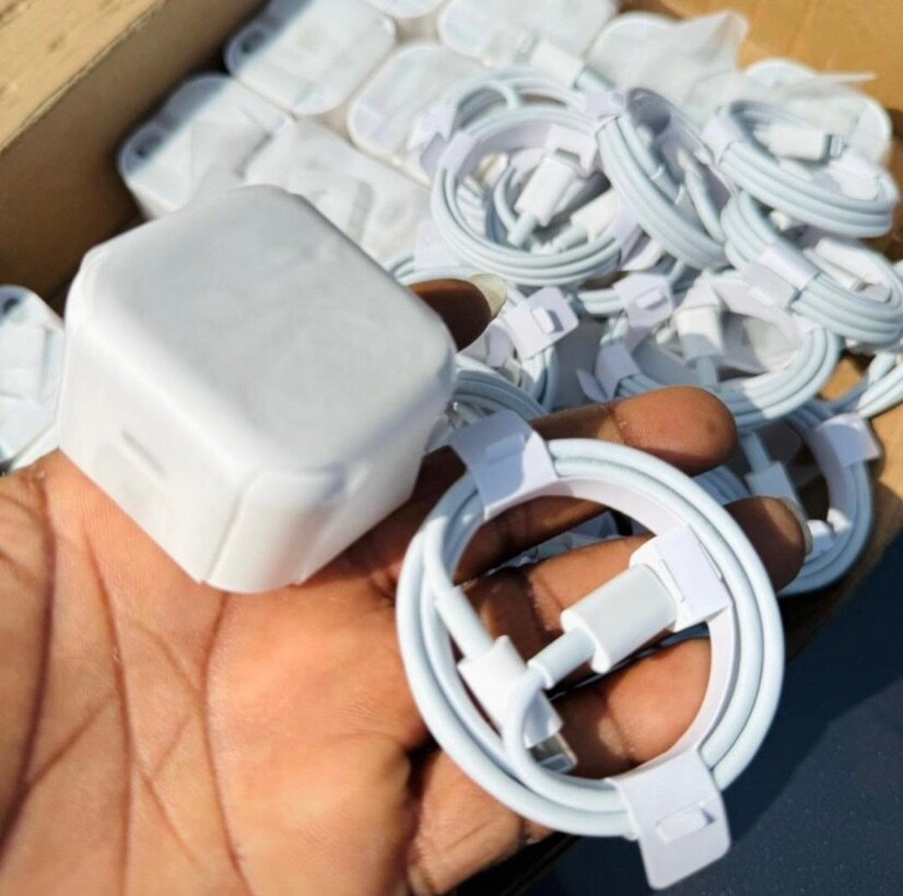 Original Fast iPhone Type-C charger.