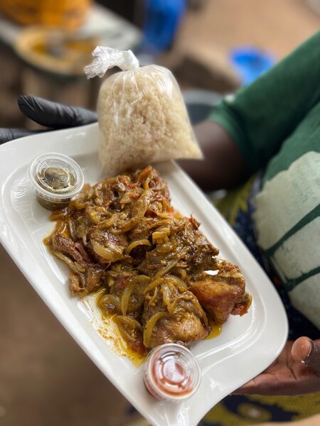1/2 poulet sauté +attieke
