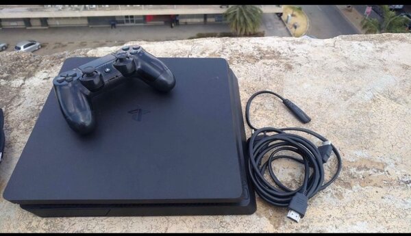 Ps 4 with 5 games and 2 controller