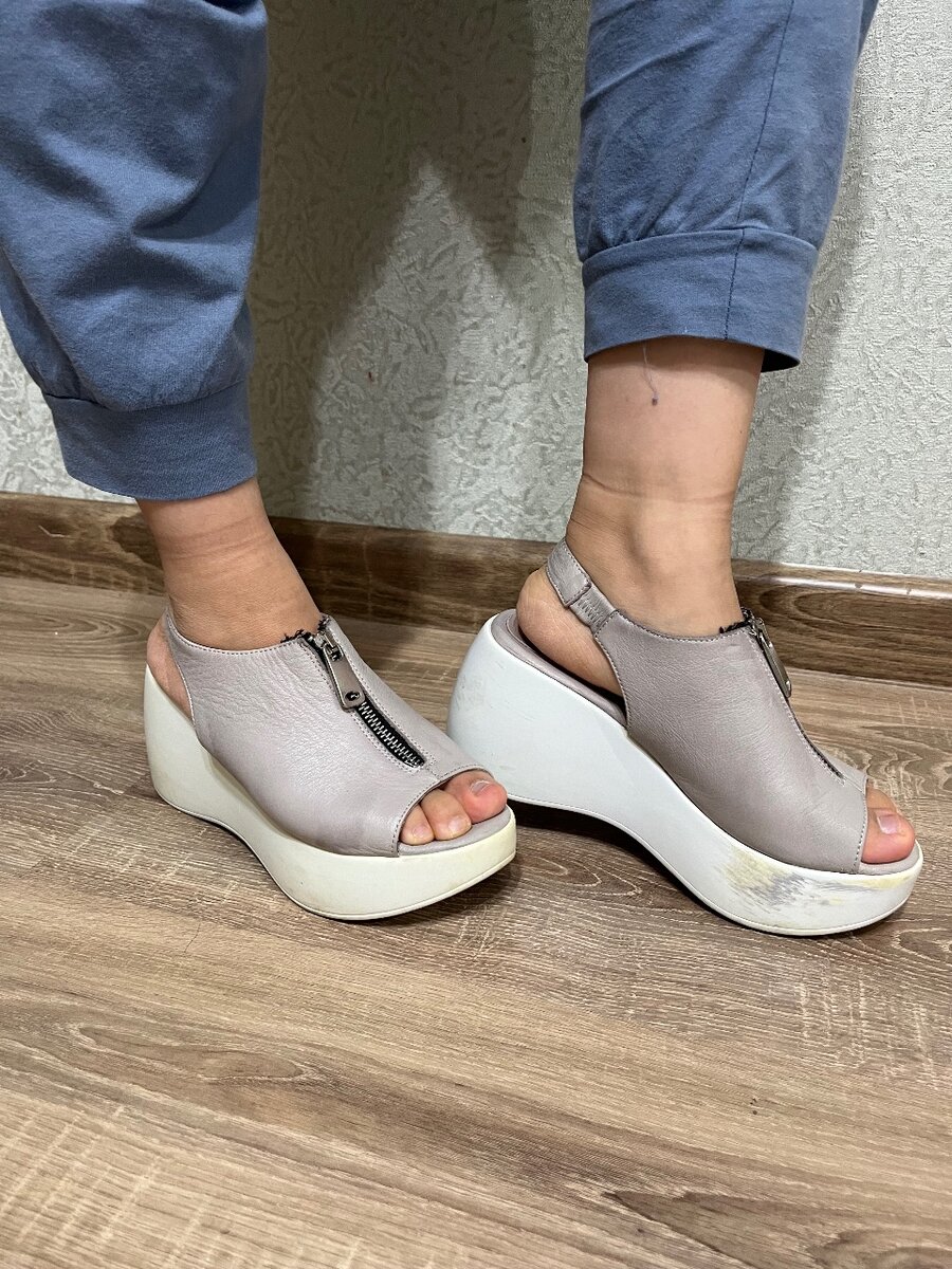 Серые босоножки на платформе