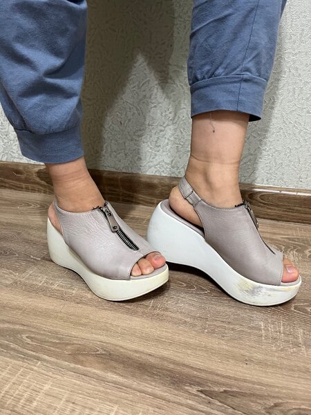 Серые босоножки на платформе