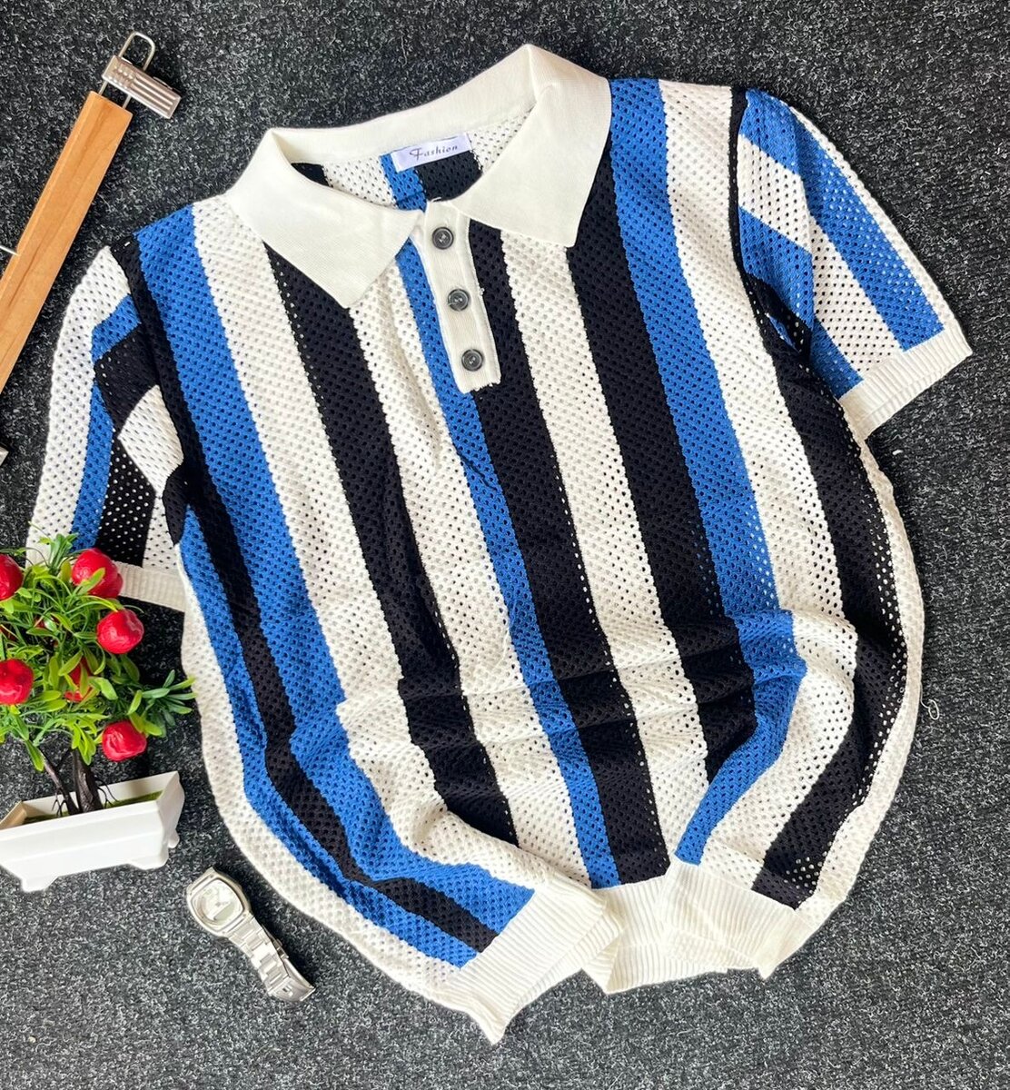 Polo léger en tricot rayé