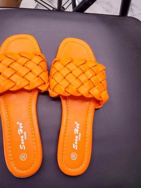 Sandales tressées colorées