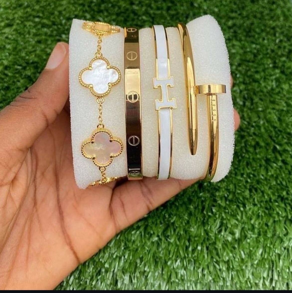 Catier and vanclef bangle