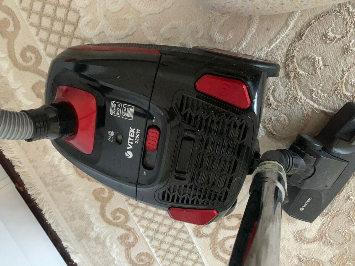 Пылесос Витек. Состояние 8/10. Из-за ручки , а так работает