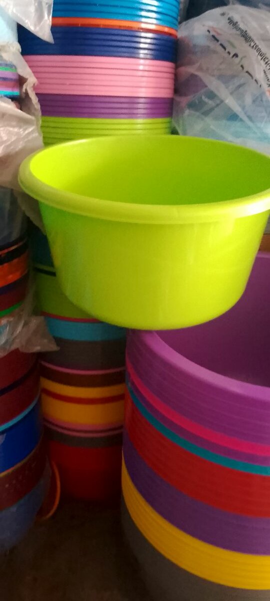 Bassine en plastique colorée
