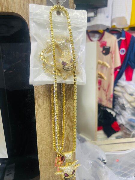 Collier doré avec pendentif croix