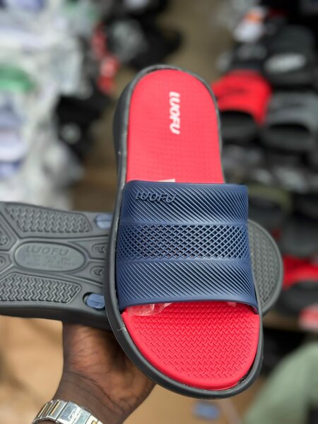 Tongs confortables rouge et bleu