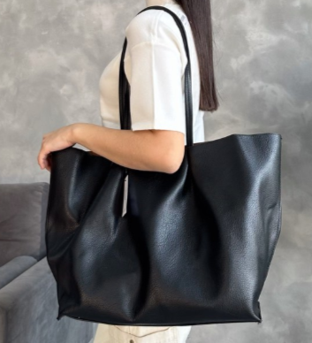 Вместительный минималистичный шопер от бренда Stradivarius черный